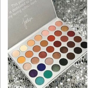 Jaclyn hill pallets by morphe